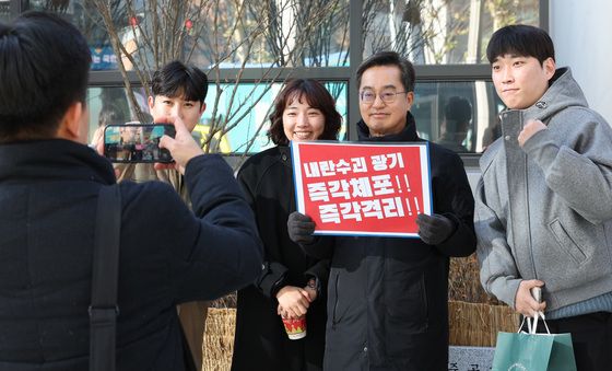 지지자들과 기념 촬영하는 김동연 지사