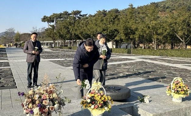 노무현 전 대통령 묘역 참배하는 김경수 전 지사