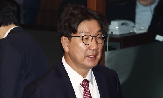 신임 원내대표로 본회의 참석한 권성동