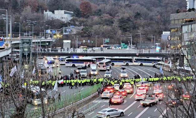 민주노총, 대통령 관저 입구서 대치…차벽 설치