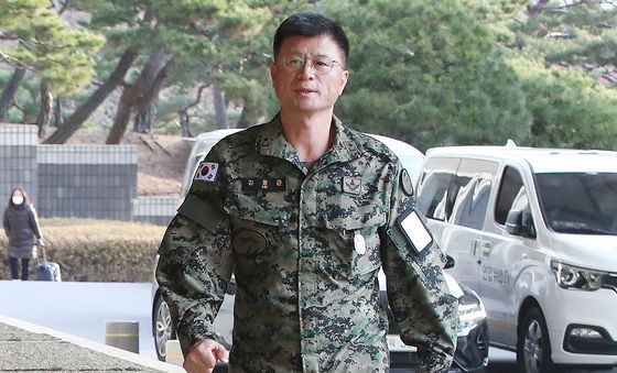 검찰 들어서는 김정근 제3공수여단장