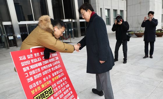 1인 시위 나선 김상욱 의원과 인사 나누는 권성동