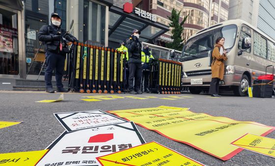 국민의힘 당사 앞에 붙은 '퇴거명령서'