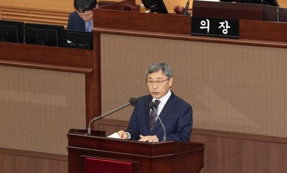 2025년도 예산안 통과에 따른 인사말하는 정근식 교육감