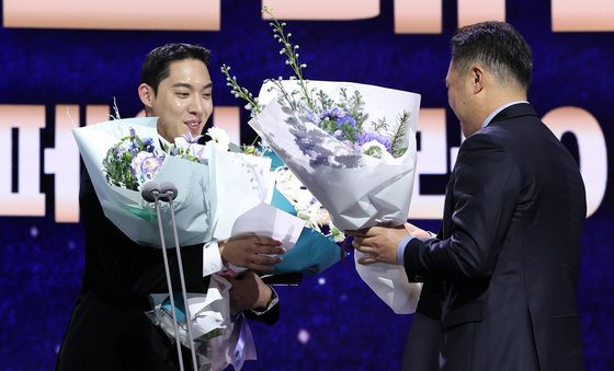 박진만 감독에게 축하받는 원태인