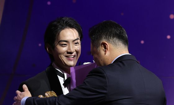 박진만 감독에게 축하받는 구자욱