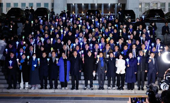 국회 본청 계단에서 아이돌 응원봉 든 민주