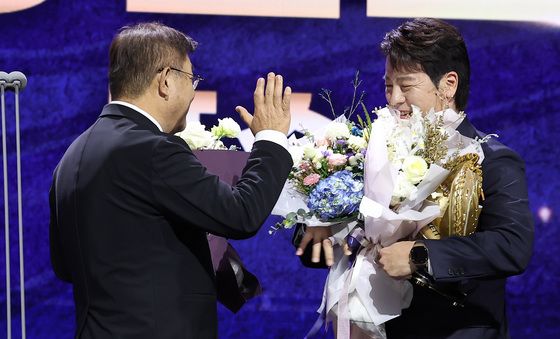 유정근 대표이사에게 축하받는 강민호