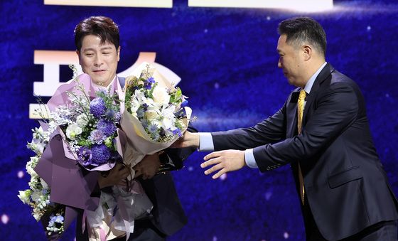 박진만 감독에게 축하받는 강민호