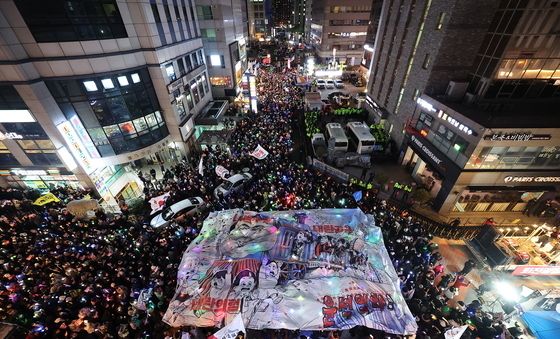 국민의당 앞에서 내란의힘-윤석열차 찢는 시민들