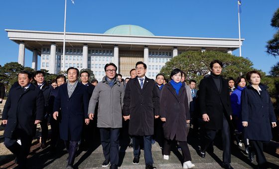 탄핵 표결 앞둔 민주 '국회 앞으로'