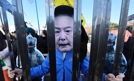 '대통령과 계엄군을 감옥으로'