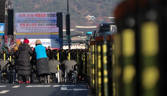 尹 탄핵 막기 위해 도심으로 나온 보수단체