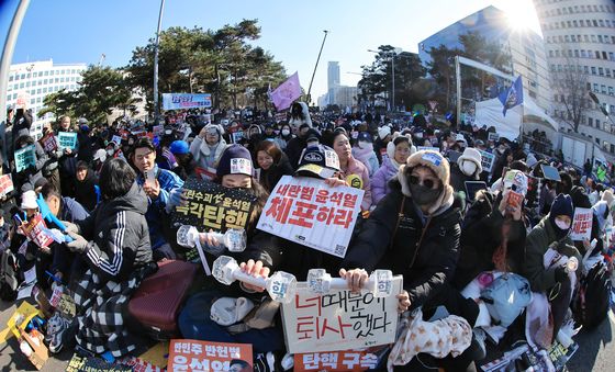 국회 앞에서 탄핵 촉구하는 시민 물결