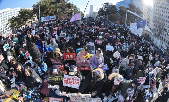 국회 앞 가득 메운 탄핵 촉구 시민들