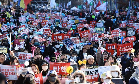 국회 앞에서 탄핵 외치는 시민들