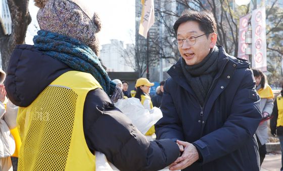 노무현시민센터 관계자들 격려하는 김경수