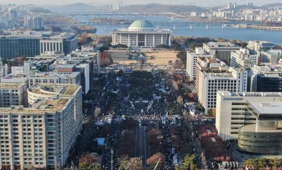 국회 앞 가득 메운 '尹 탄핵 촉구' 시민들