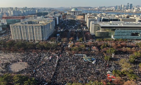 '尹 탄핵' 촉구하며 여의도 일대에 모인 시민들