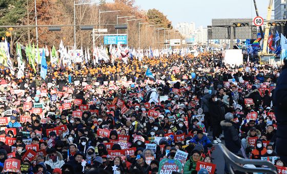 국회 앞 가득 메운 시민들의 '탄핵' 외침