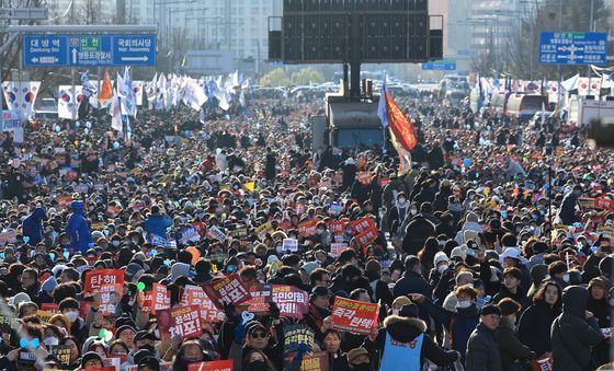 국회 주변 가득 메운 탄핵 촉구 외침