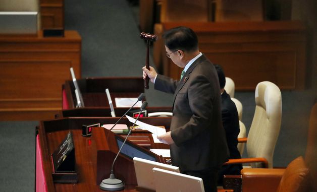 윤석열 대통령 탄핵안 가결…즉시 직무정지