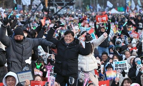 탄핵 가결에 기뻐하는 시민들