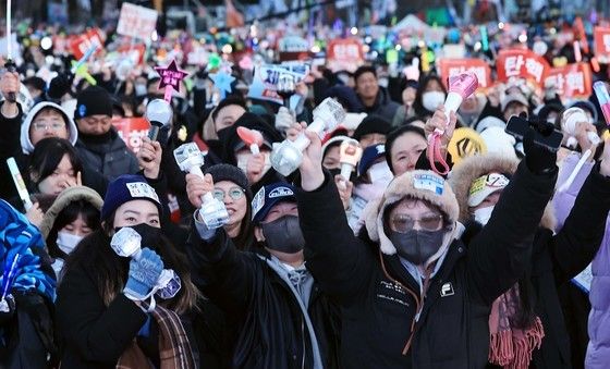 탄핵 가결에 환호하는 시민들