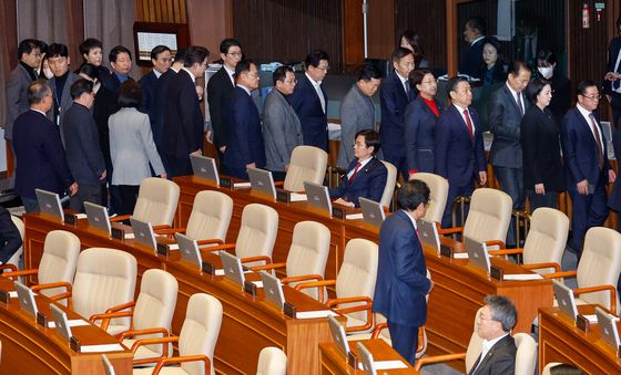 퇴장하는 국민의힘, 자리에 앉아있는 조경태 의원