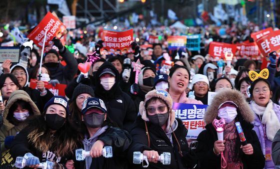 기뻐하는 시민들