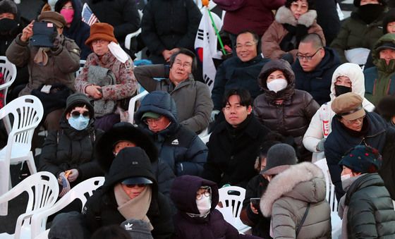 '윤 대통령 탄핵' 굳은표정의 보수단체 회원들