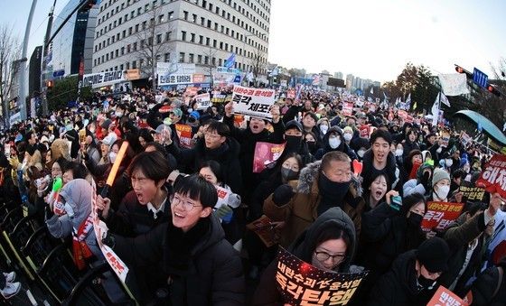 탄핵 소식에 뜨거운 국회 앞