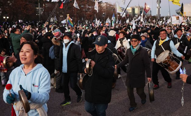 탄핵 가결, 여의도는 축제 분위기