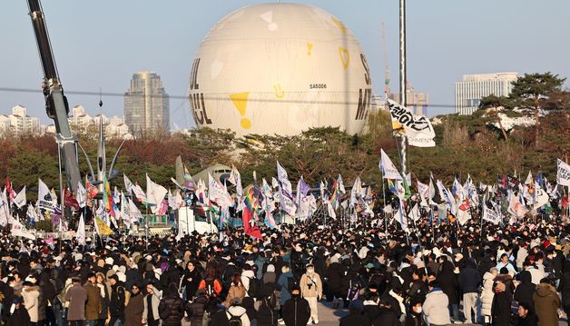 촛불집회 위해 국회 앞으로 모이는 시민들