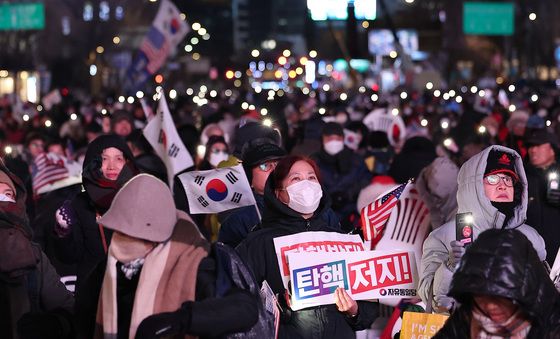 尹 탄핵소추안 가결에도 자리 뜨지 못하는 보수단체