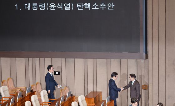 악수하는 이재명·우원식