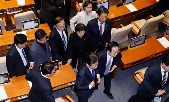 '탄핵안 가결' 본회의장 나서는 野