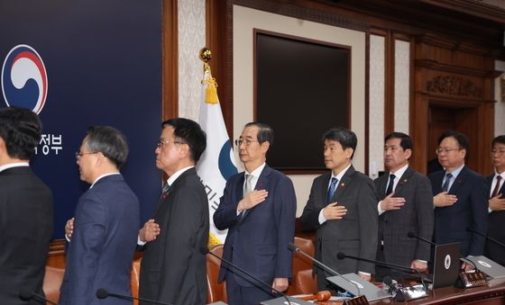 국민의례하는 한덕수 권한대행과 국무위원들