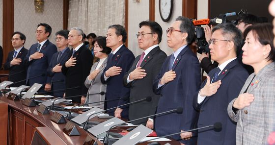 국민의례하는 국무위원들