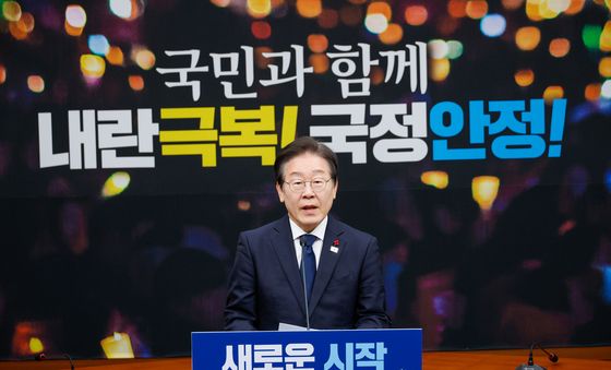 재명 "민주주의의 거대한 방벽으로 위기의 바람 멈춰세울 것"