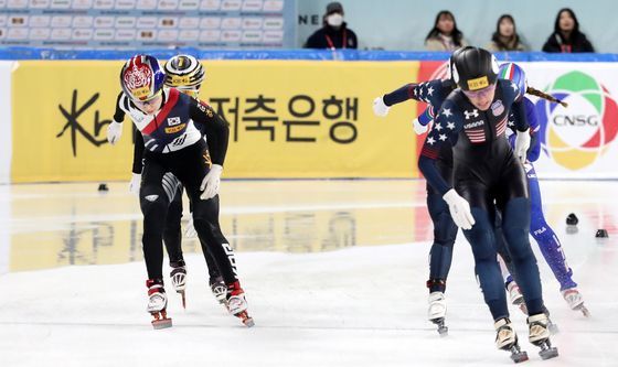 결승선 통과하는 최민정과 김길리 '각각 4위, 6위'