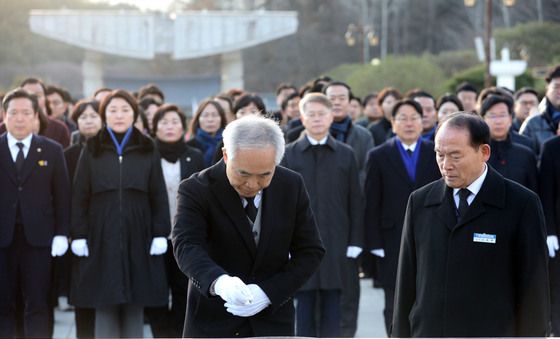 양부남 민주당 광주시당 위원장 참배