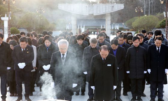 尹 탄핵 후 민주묘지 찾은 광주 민주당 의원