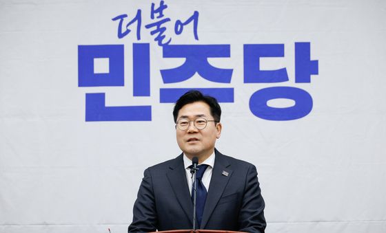 보좌진·언론인 향해 감사인사하는 박찬대 원내대표