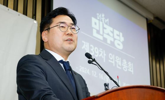 보좌진 향해 감사인사하는 박찬대 원내대표