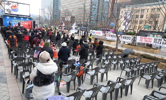 국기에 대한 경례하는 탄핵반대 집회