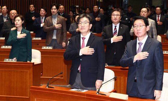 대표 공백 속 열린 與 의원총회