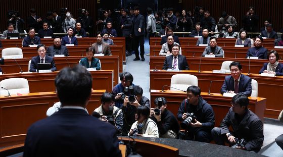 권성동 원내대표 발언 듣는 與 의원들