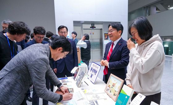 한강 작가 노벨상 기념 독립서점 추천도서 전시장 둘러보는 강기정 시장