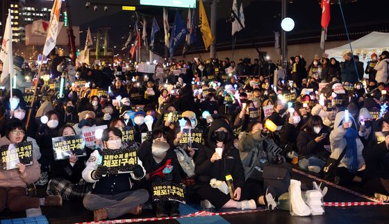 '내란수괴 윤석열 체포 구속' 외치는 시민들